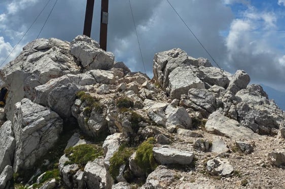 La croce è stata commissionata dai gestori dello Schlernhaus, Silvia e Harald Gasser, e realizzata in collaborazione con Auluma di Lukas Auer e il Liceo artistico Cademia di Ortisei/Val Gardena. (Foto: USP/Hannes Wörz)