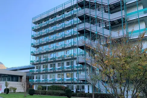 59 Millionen Euro stehen für verschiedene Bauten des Gesundheitsdienstes bereit, unter anderem auch für den Umbau der Notaufnahme am Krankenhaus Meran (im Bild). (Foto: LPA)