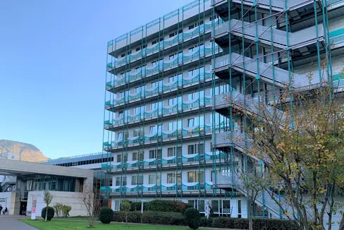 59 Millionen Euro stehen für verschiedene Bauten des Gesundheitsdienstes bereit, unter anderem auch für den Umbau der Notaufnahme am Krankenhaus Meran (im Bild). (Foto: LPA)