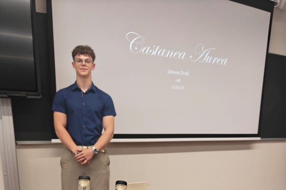 Uno studente del 4° anno del corso di Tecnologie alimentari della Scuola professionale Laimburg durante la presentazione del suo progetto di diploma Castanea Aurea. (Foto: USP/Scuola professionale Laimburg)