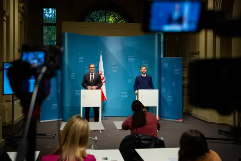 Mit dem Einvernehmen der Landesregierung könne die notwendige Änderung für die Umsetzung des Finanzabkommens nun über das staatliche Haushaltsgesetz verankert werden, berichtete Landeshauptmann Arno Kompatscher (li.) bei der Pressekonferenz nach der Landesregierungssitzung mit Landesrat Daniel Alfreider (re.). (Foto: LPA/Fabio Brucculeri)