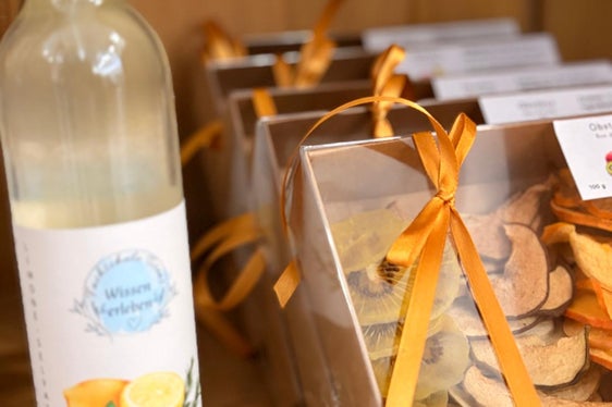 Molto apprezzata l'ampia gamma di prodotti del negozio agricolo della cooperativa studentesca della Scuola professionale di Tesimo. (Foto: Scuola professionale per l'economia domestica e agroalimentare Tesimo)