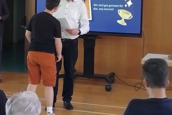 I diplomati e le diplomate del corso SoKI hanno ricevuto un certificato di frequenza. (Foto: USP/Direzione Istruzione e Formazione tedesca/Formazione professionale)