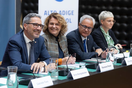 Landeshauptmann Kompatscher und Landesrätin Pamer mit den Köpfen hinter der Vereinbarung: Generalsekretär Eros Magnago und Ressortdirektorin Michela Morandini. (Foto: LPA/Tiberio Sorvillo)