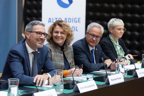 Landeshauptmann Kompatscher und Landesrätin Pamer mit den Köpfen hinter der Vereinbarung: Generalsekretär Eros Magnago und Ressortdirektorin Michela Morandini. (Foto: LPA/Tiberio Sorvillo)