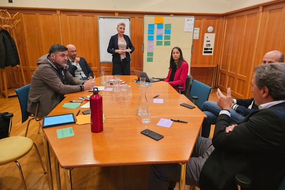 19 Kooperationstandems und rund 100 Teilnehmende aus verschiedenen Verwaltungen im Euregio-Raum nahmen in Toblach ihre Arbeit auf. (Euregio)