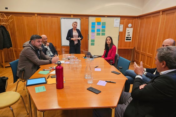 19 tandem di cooperazione e circa 100 partecipanti provenienti da diverse amministrazioni della regione dell'Euregio hanno iniziato il loro lavoro a Dobbiaco. (Euregio)