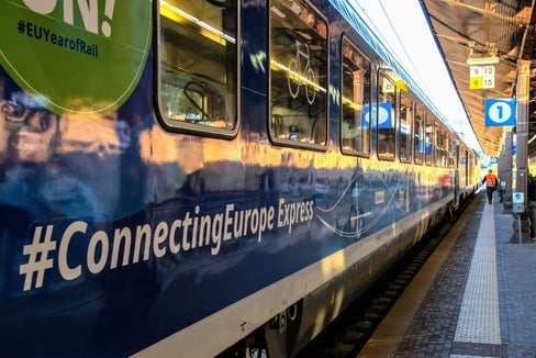 È crescente l’importanza che sta acquisendo il treno non solo negli spostamenti casa-lavoro, ma anche nel tempo libero. È quanto emerge da uno studio pubblicato di recente da SWG e Trainline in collaborazione con IDM Alto Adige. (Foto: Peter Daldos)