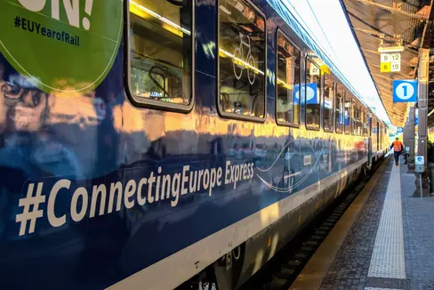 È crescente l’importanza che sta acquisendo il treno non solo negli spostamenti casa-lavoro, ma anche nel tempo libero. È quanto emerge da uno studio pubblicato di recente da SWG e Trainline in collaborazione con IDM Alto Adige. (Foto: Peter Daldos)