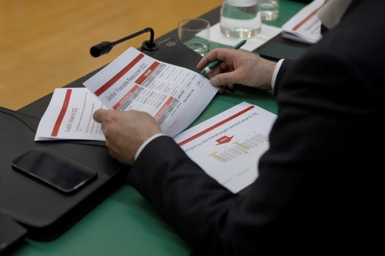 Auch wie die finanzielle Deckung mit dem Nachtragshaushalt erfolgen kann, wurde heute erläutert. (Foto: LPA)