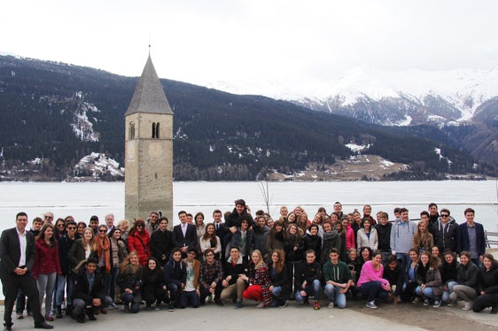 I partecipanti al Festival della gioventù dell’Euregio in occasione di una gita al Lago di Resia (Foto: Euregio)