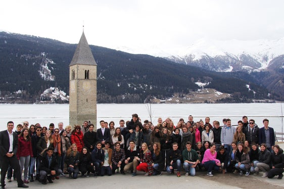 Die Teilnehmenden am Euregio-Jugendfestival bei einem Ausflug zum Reschensee (Foto: Euregio)