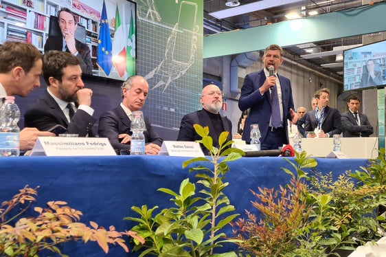 Die Logistik endet nicht an unseren Grenzen. Deshalb ist es wichtig, den Dialog mit den Nachbarregionen im Nordosten zu verstärken, denn die Herausforderungen sind dieselben, sagte Landesrat Alfreider in Verona. (Foto: Presseamt Region Trentino-Südtirol/Davide Cordua)