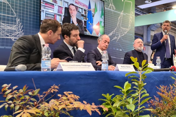 “La logistica non finisce ai nostri confini, perciò è importante aumentare il dialogo con le Regioni limitrofe del Nord-Est, perché le sfide sono comuni e insieme riusciamo a portare avanti tutto in modo più veloce ed efficiente”, ha detto a Verona l’assessore Alfreider (Foto: Ufficio stampa Regione Trentino-Alto Adige/Davide Cordua)