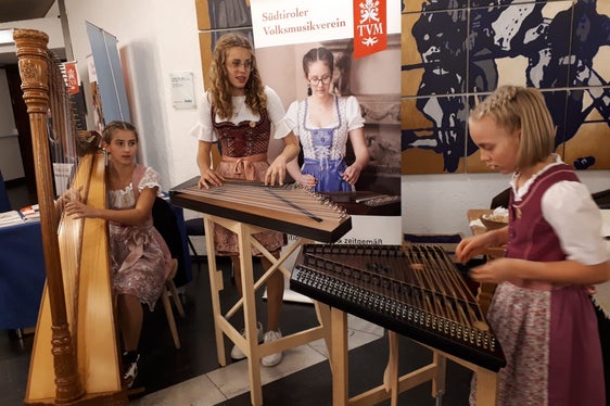 Die Eisacktaler Gitschn wurden von Lehrperson Katja Lechner nach Innsbruck begleitet (Foto: LPA/Landesdirektion Deutsche und ladinische Musikschule/Katja Lechner)