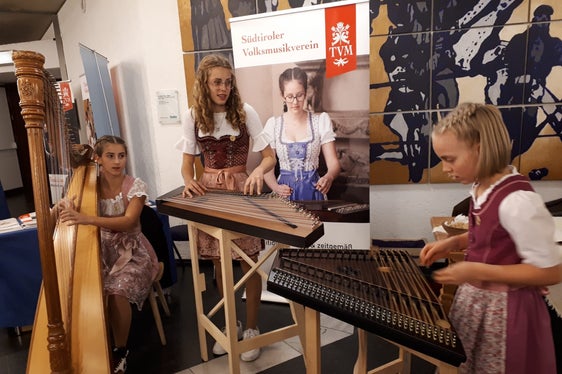 Die Eisacktaler Gitschn wurden von Lehrperson Katja Lechner nach Innsbruck begleitet (Foto: LPA/Landesdirektion Deutsche und ladinische Musikschule/Katja Lechner)