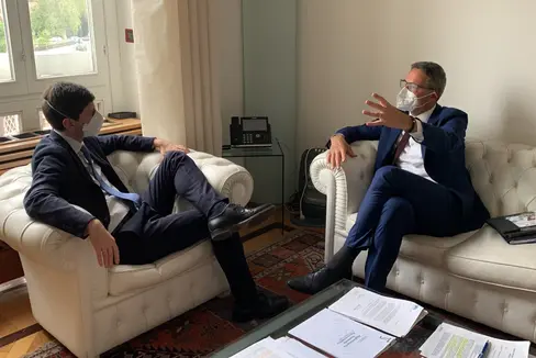 Il presidente Arno Kompatscher (dx.) a colloquio ocn il ministro alla salute, Roberto Speranza. Il Governo deciderà in merito alle nuove regole sulla tutela dal Coronavirus la prossima settimana (Foto: ASP/Elisa Gentile)