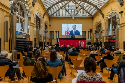 Come si può tutelare, rafforzare e sviluppare ulteriormente l'Autonomia dell'Alto Adige è il tema del convegno 50 anni del Secondo Statuto di Autonomia che si è aperto oggi (13 ottobre) a Bolzano (Foto: ASP/Claudia Corrent)