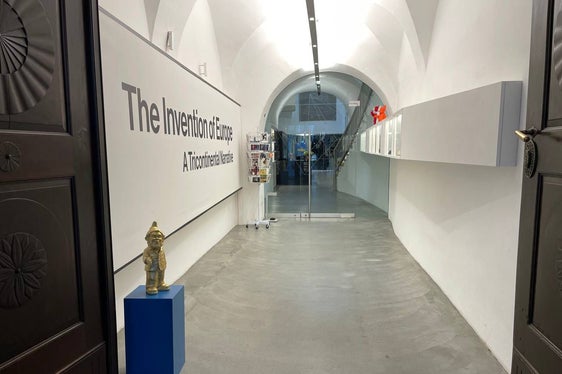 Il suggestivo ingresso della “Casa dell’Arte” in Via dei Portici 163 a Merano, recentemente acquistata dalla Provincia. (Foto: USP)