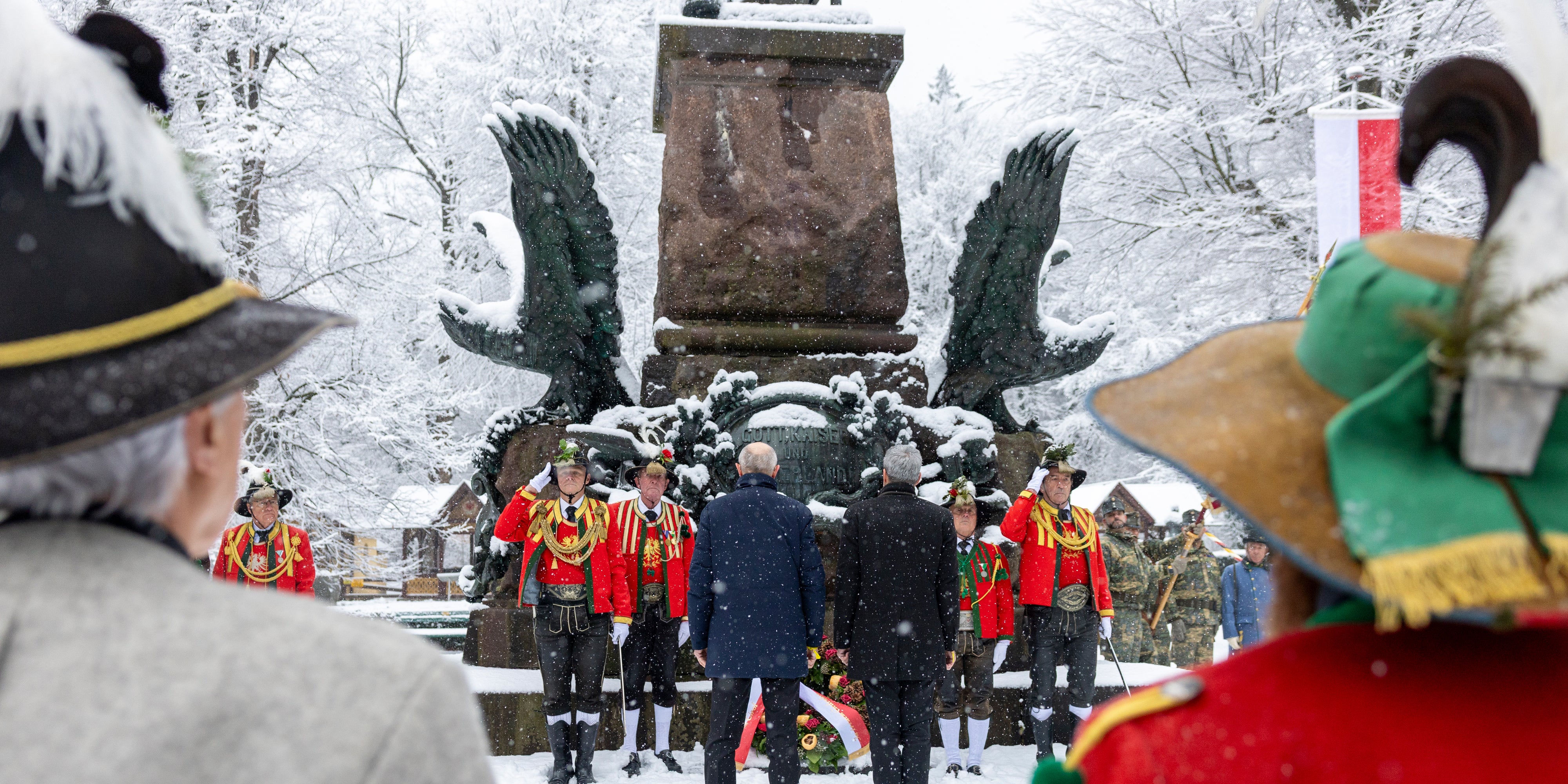 Die Landeshauptmänner Anton Mattle und Arno Kompatscher gedachten bei einer Kranzniederlegung am Andreas-Hofer-Denkmal am Bergisel dem 216. Todestag von Andreas Hofer. (Foto: Land Tirol/Sedlak)