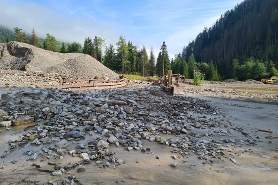 Nach dem Starkregenereignis mit Hagel stand am Sonntagabend auch der Vorarbeiter der Wildbachverbauung Tobias Obwegs am Bronsarabach in Campill im Einsatz. (Foto: LPA/Landesamt für Wildbach- und Lawinenverbauung Ost)