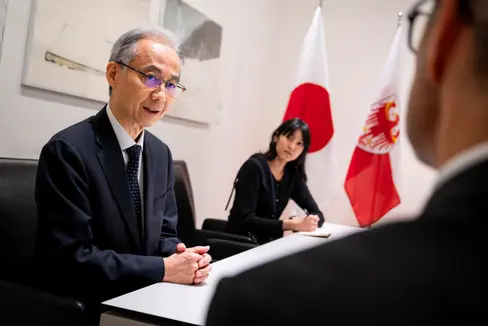 Landeshauptmann Arno Kompatscher (von hinten) sprach mit dem Generalkonsul Japans in Mailand, Kobayashi Toshiaki, im Palais Widmann. Begleitet wurde der Generalkonsul von der Forscherin Ariyama Kumi vom japanischen Konsulat. (Foto: LPA/Fabio Brucculeri)
