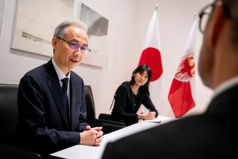 Il presidente Arno Kompatscher (di spalle) ha parlato con il console generale del Giappone a Milano, Kobayashi Toshiaki, a Palazzo Widmann. Il console generale era accompagnato dalla ricercatrice Ariyama Kumi del Consolato giapponese. (Foto: USP/Fabio Brucculeri)
