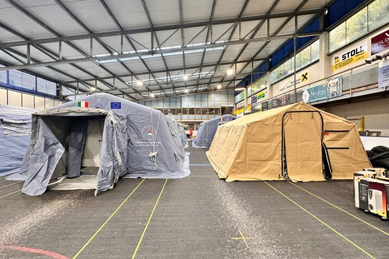 In der Eishalle von Steinach am Brenner haben Rotes Kreuz und Weißes Kreuz einen Campus eingerichtet (Foto: LPA)
