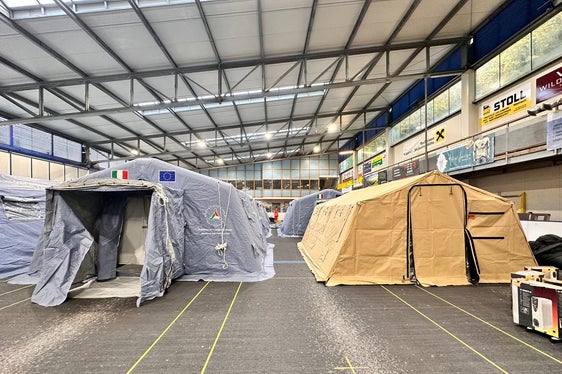 In der Eishalle von Steinach am Brenner haben Rotes Kreuz und Weißes Kreuz einen Campus eingerichtet (Foto: LPA)