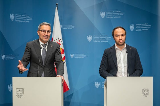 Neben den zur Verfügung gestellten Geldmitteln für eine reale Lohnerhöhung sollen im aktiven Dialog mit der Schulwelt die Rahmenbedingungen für Bildungsarbeit verbessert werden, unterstrich Landeshauptmann Arno Kompatscher (l.), bei der Vorstellung des Bildungsdialoges mit Landesrat Achammer (r.). (Foto: LPA/Greta Stuefer)