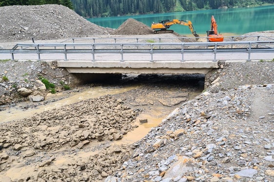 Im Rotwandbach in der Gemeinde Rasen-Antholz auf der Höhe des Antholzer Sees ist in der Nacht auf heute eine Mure abgegangen, die Wildbacharbeiter mit Vorarbeiter Edmund Messner räumen das Bachbett. (Foto: LPA/Landesamt für Wildbach- und Lawinenverbauung Ost in der Agentur für Bevölkerungsschutz)
