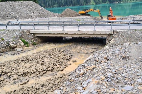 Im Rotwandbach in der Gemeinde Rasen-Antholz auf der Höhe des Antholzer Sees ist in der Nacht auf heute eine Mure abgegangen, die Wildbacharbeiter mit Vorarbeiter Edmund Messner räumen das Bachbett. (Foto: LPA/Landesamt für Wildbach- und Lawinenverbauung Ost in der Agentur für Bevölkerungsschutz)