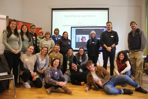 Mit Schwung und Begeisterung haben heute 21 Mitarbeitende in der Jugendarbeit einen berufsbegleitenden und praxisorientierten Qualifikationslehrgang begonnen. (Foto: LPA/Lucia Rizzieri)