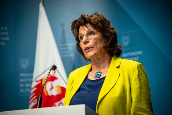 Landesrätin Hochgruber Kuenzer: Diese Bestimmungen werden den Gemeinden neue Sicherheit geben und den Bürgerinnen und Bürgern im ländlichen Raum eine Erleichterung bringen. (Foto: LPA/Fabio Brucculeri)