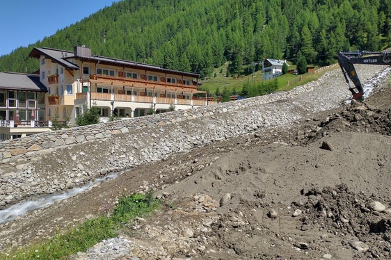 Mehrere Gebäude stehen in Zonen mit hoher Gefahr durch Hochwasser und Murgänge; nun hat das Landesamt für Wildbachverbauung West in der Agentur für Bevölkerungsschutz die Arbeiten zur Verbesserung des Schutzes abgeschlossen. (Foto: Agentur für Bevölkerungsschutz/Amt für Wildbach- und Lawinenverbauung West)