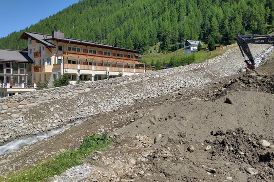 Diversi edifici sono situati in zone ad alto rischio di inondazioni e colate detritiche; ora l’Ufficio Sistemazione bacini montani ovest dell'Agenzia per la protezione civile ha completato i lavori per migliorare la protezione. (Foto: Agenzia per la protezione civile/Ufficio Sistemazione bacini montani ovest)