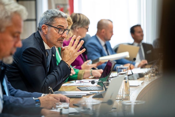 Viele Menschen spüren die gestiegenen Preise jeden Tag. Unser Ziel ist es, dass man sich das Leben in Südtirol auch in Zukunft leisten kann, betonte Landeshauptmann und Finanzlandesrat Arno Kompatscher. (Foto: LPA/Fabio Brucculeri)