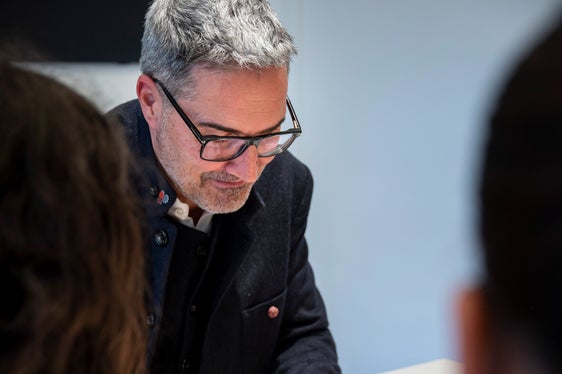 Il presidente della Provincia ha lodato la classe 1. A per il suo impegno esemplare e ha sottolineato che le basi della pace si gettano sempre a partire dalle piccole cose. Insieme alle studentesse ha realizzato una gru di carta. (Foto: USP/Fabio Brucculeri)