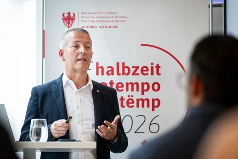 “Nel settore dello sviluppo del territorio abbiamo affrontato alcune questioni che negli ultimi anni erano state accantonate. In particolare, il programma di alloggi a prezzo calmierato ha già ottenuto risultati tangibili: siamo riusciti a ridurre i prezzi dal 20 al 30 per cento”, ha riferito l'assessore provinciale Peter Brunner. (Foto: USP/Fabio Brucculeri)