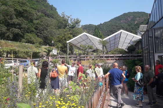 Besucherinnen und Besucher im Natur-im-Garten-Schaugarten und oberen Schaugarten des Versuchszentrums Laimburg. (Foto: LPA/Laimburg Research Centre)
