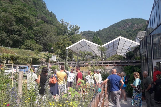 Visitatori del giardino espositivo natura in giardino e del giardino espositivo superiore del Centro di sperimentazione Laimburg. ((Foto: USP/Centro Laimburg)