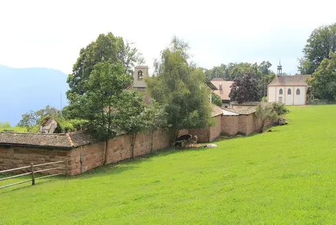 L’ampliamento del cimitero in località Maria Assunta, a Soprabolzano, farà fronte al fabbisogno futuro della comunità del Renon per i prossimi 30 anni. I lavori interesseranno il lato nord della struttura per una superficie totale di circa 730 m². (Foto: ASP)