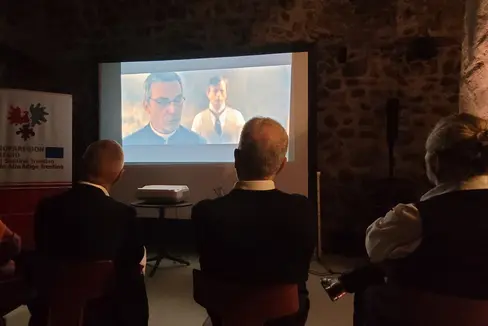 Un momento della proiezione del docufilm Oltre l'oblio di Martin Alan Tranquillini, nella cantina della Casa della Pesa, a Bolzano. (Foto: Euregio/Armin Gluderer)