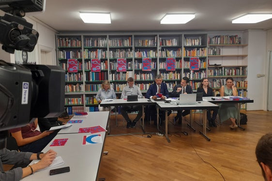 Di dla Cultura vorgestellt (von links): Rita Lova, Carlo Suani, Landesrat Daniel Alfreider, André Comploi, Sofia Stuflesser, Irene Prinoth im Saal in der Direktion Ladinische Bildung und Kultur, der dem am 29. Juni dieses Jahres verstorbenen Merit Ladin-Preisträger Franz Vittur gewidmet ist. (Foto: LPA/Maja Clara)