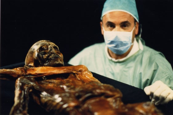 La mummia glaciale Ötzi con il conservatore Edurad Egarter Vigl. (Foto: ASP/Museo Archeologico)