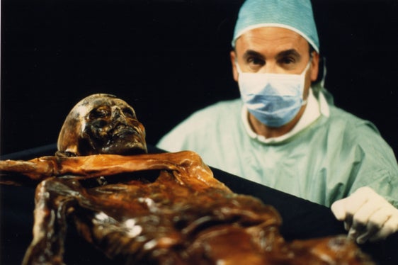 La mummia glaciale Ötzi con il conservatore Edurad Egarter Vigl. (Foto: ASP/Museo Archeologico)