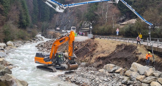 Wildbachverbauung und Landesstraßendienst arbeiten an der Sicherung der Ufermauern und der Straße im Bereich der Schlosskurve auf der Ahrntaler Staatsstraße unterhalb von Burg Taufers, deshalb musste ein Einbahnverkehr eingerichtet werden. (Foto: LPA/Landesamt für Wildbach- und Lawinenverbauung Ost)