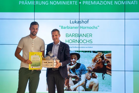 Der Barbianer Hornochs vom Lukashof ist das Projekt, das Thomas Zanon eingebracht hat - er züchtet und vermarktet sein Ochsenfleisch und wurde mit einer Urkunde und einem Geschenkkorb von Landesrat Luis Walcher dafür ausgezeichnet. (Foto: LPA/Fabio Brucculeri)