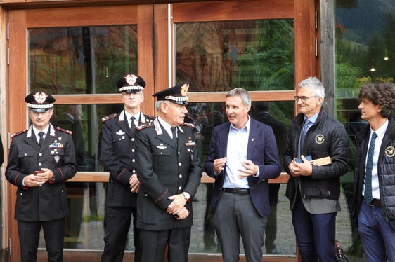 Interessanter Vormittag mit dem Ziel, die Zusammenarbeit zu pflegen (von links): Brigadegeneral Francesco Pennacchini, Brigadegeneral Gianpiero Andreatta, Armeekorpsgeneral Andrea Rispoli, Landesrat Luis Walcher, Abteilungsdirektor Günther Unterthiner, stellvertretender Abteilungsdirektor Emilio Dallagiacoma. (Foto: LPA/Abteilung Forstdienst)