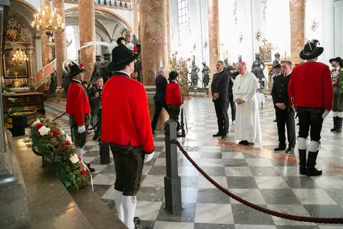 Beim Andreas-Hofer-Denkmal in der Hofkirche: (Bildmitte v.l.) LH Kompatscher, Prälat Raimund Schreier, LH Platter. (Foto: Land Tirol/Die Fotografen)